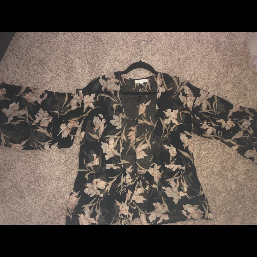 BEAUTIFUL FLORAL WRAP AROUND TOP/KIMONO